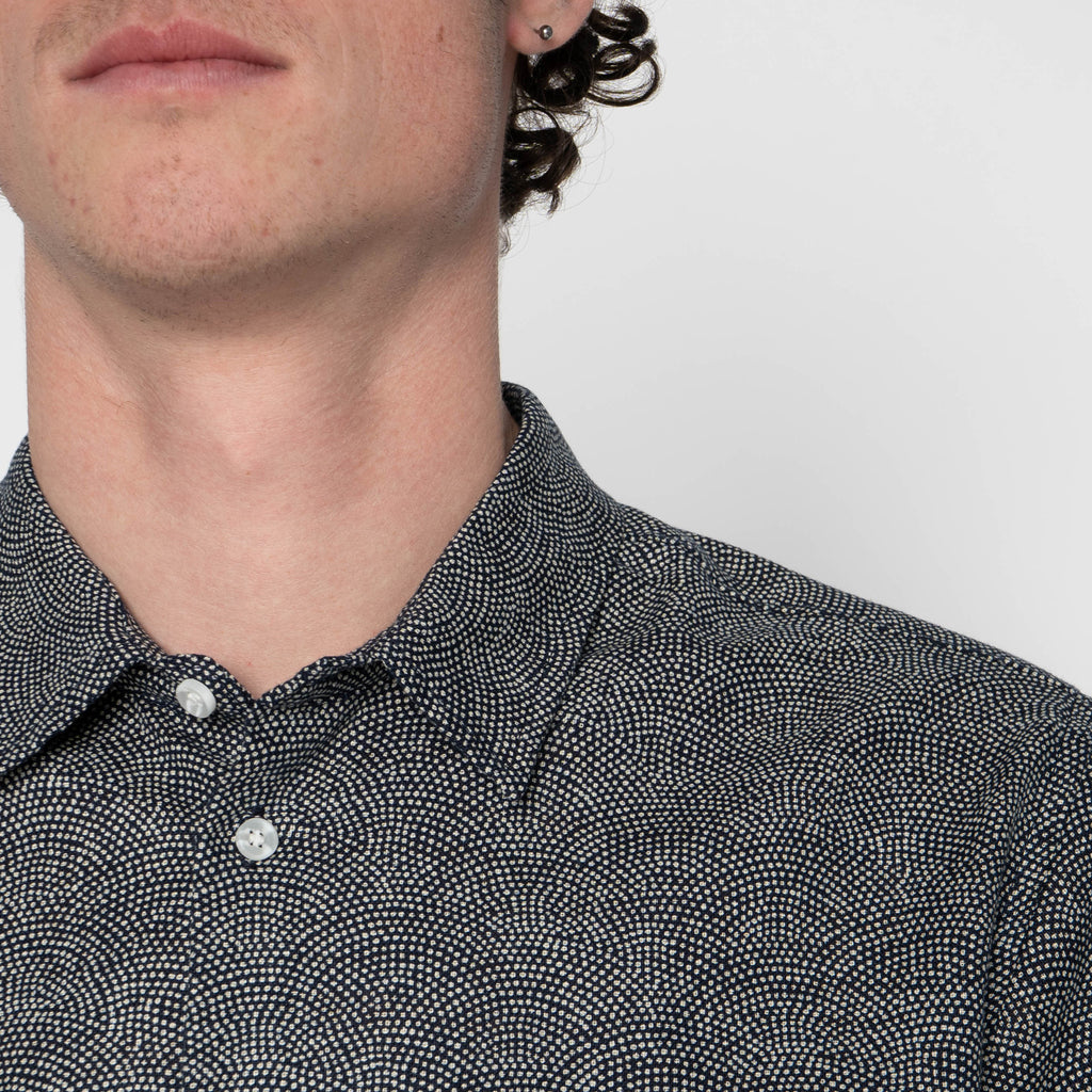 True Shirt in Indigo Dotted Waves