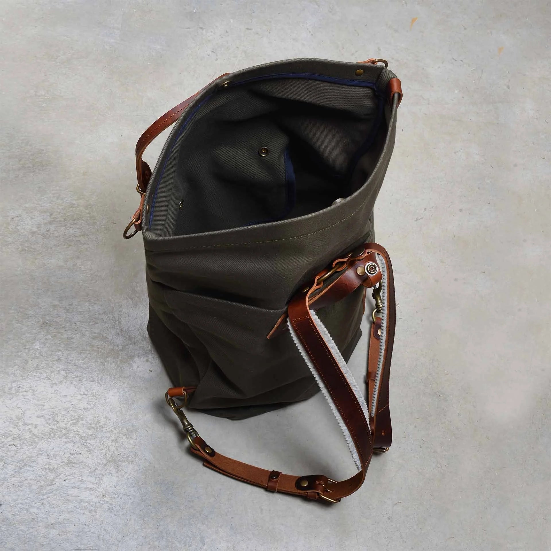 25L Woody Backpack in Dry Wax Khaki